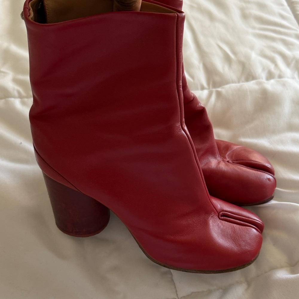 Maison Martin Margiela Red Split-Toe Leather Ankle Boots - Picture 5 of 8